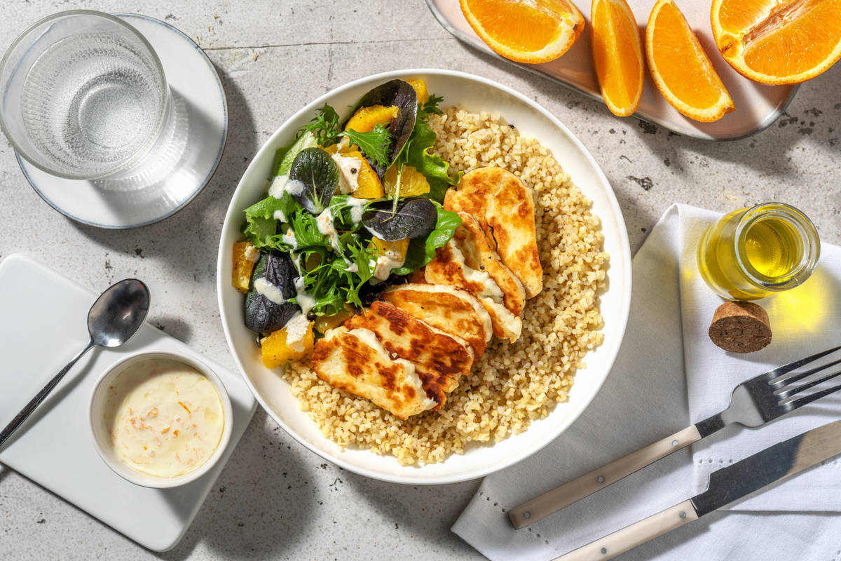 Insalata, arance e formaggio grigliato