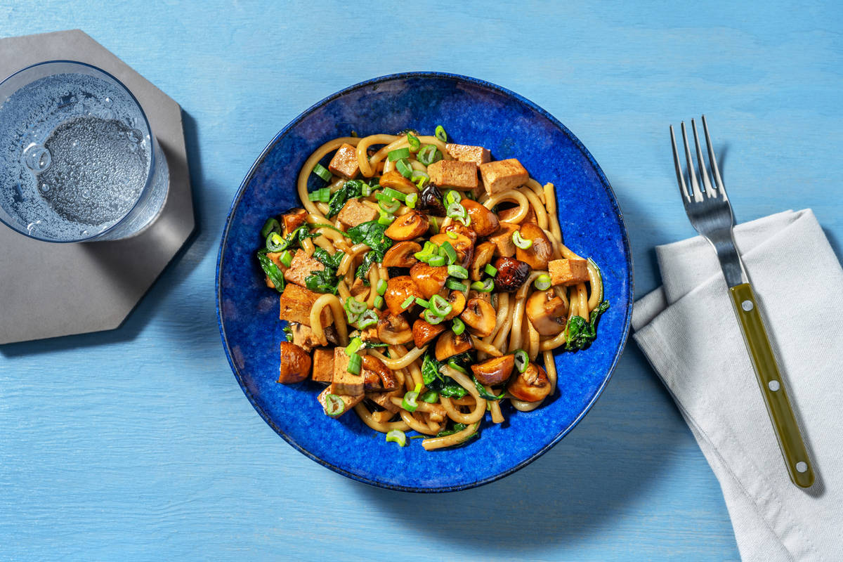 Wok de fideos con tofu y espinacas
