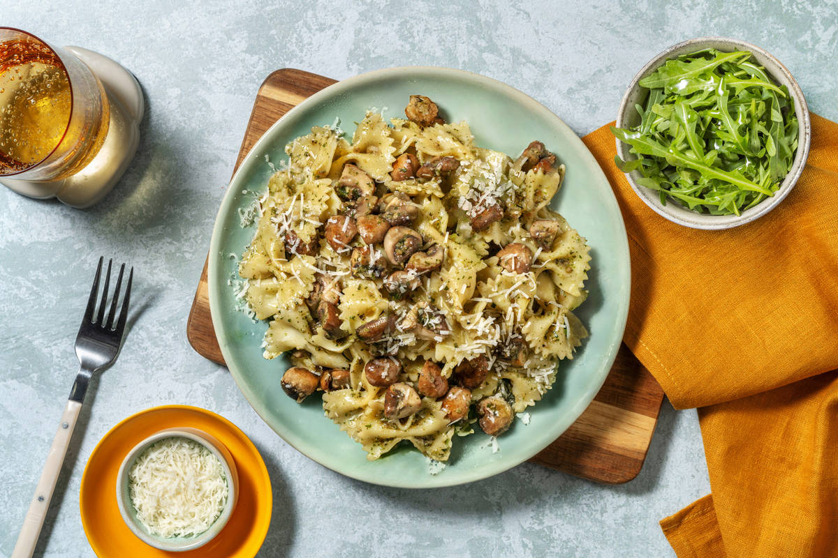 Farfalle con pesto y portobellos