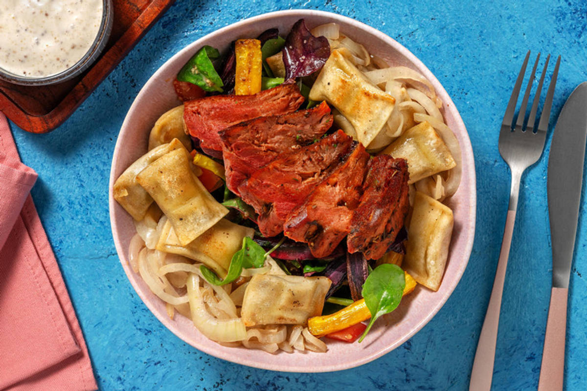 Maultaschen auf Wurzelgemüse-Salat mit extra veganem Steak