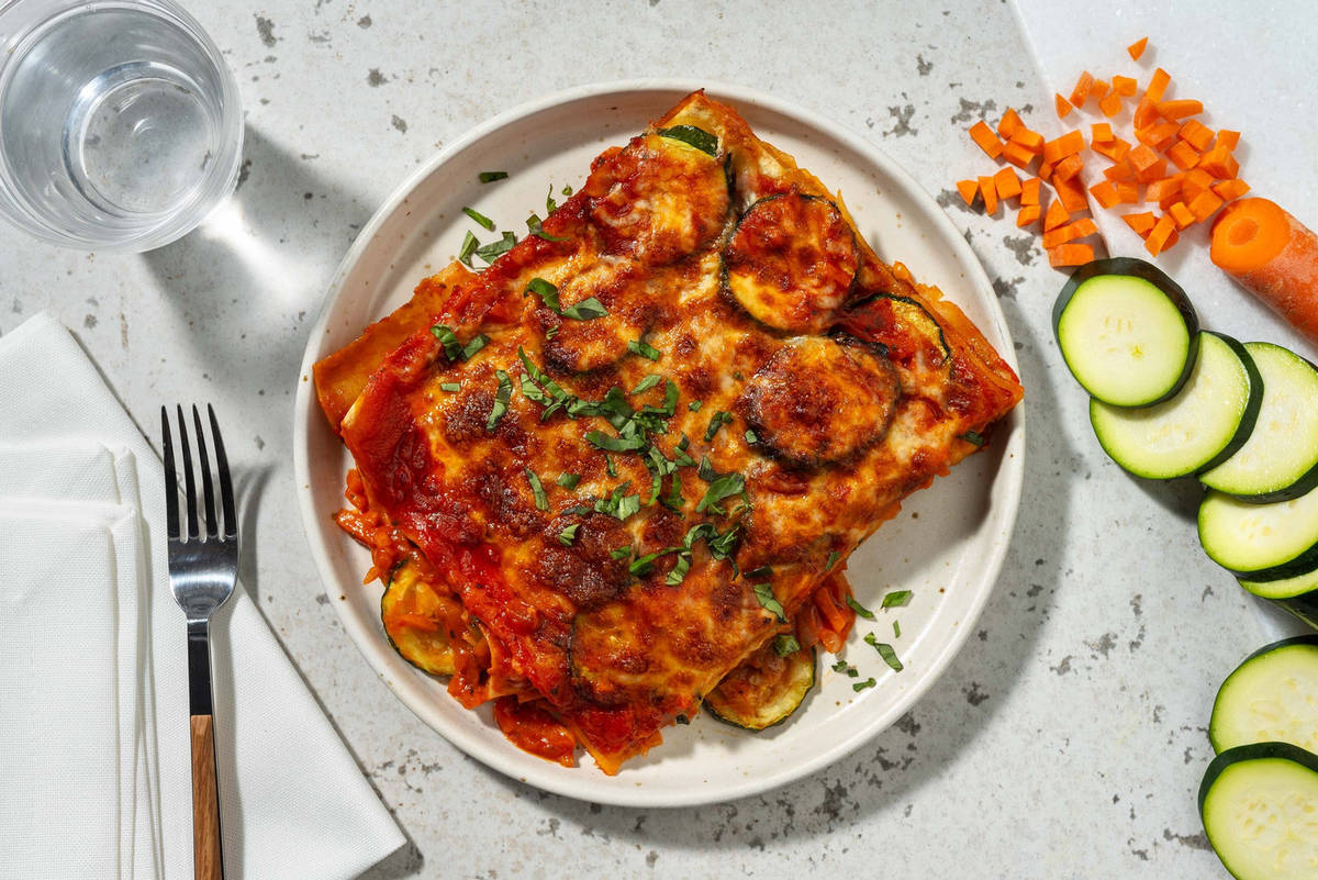 Vegetarische lasagne met mozzarella en basilicum