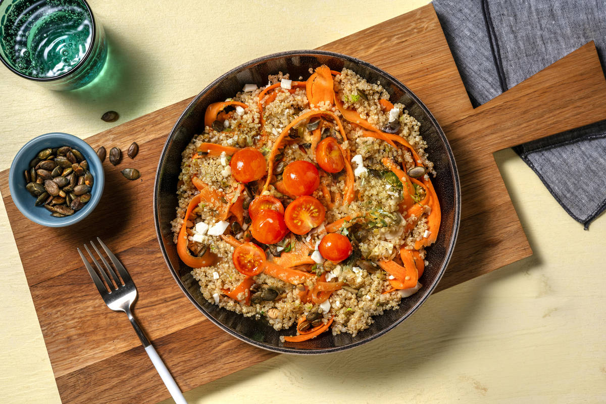 Ensalada de quinoa, queso griego y vinagreta de soja