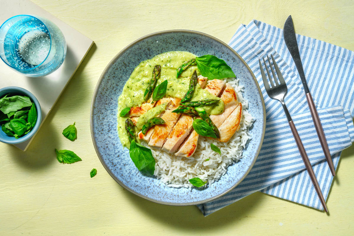 Pollo con salsa de espárragos y albahaca