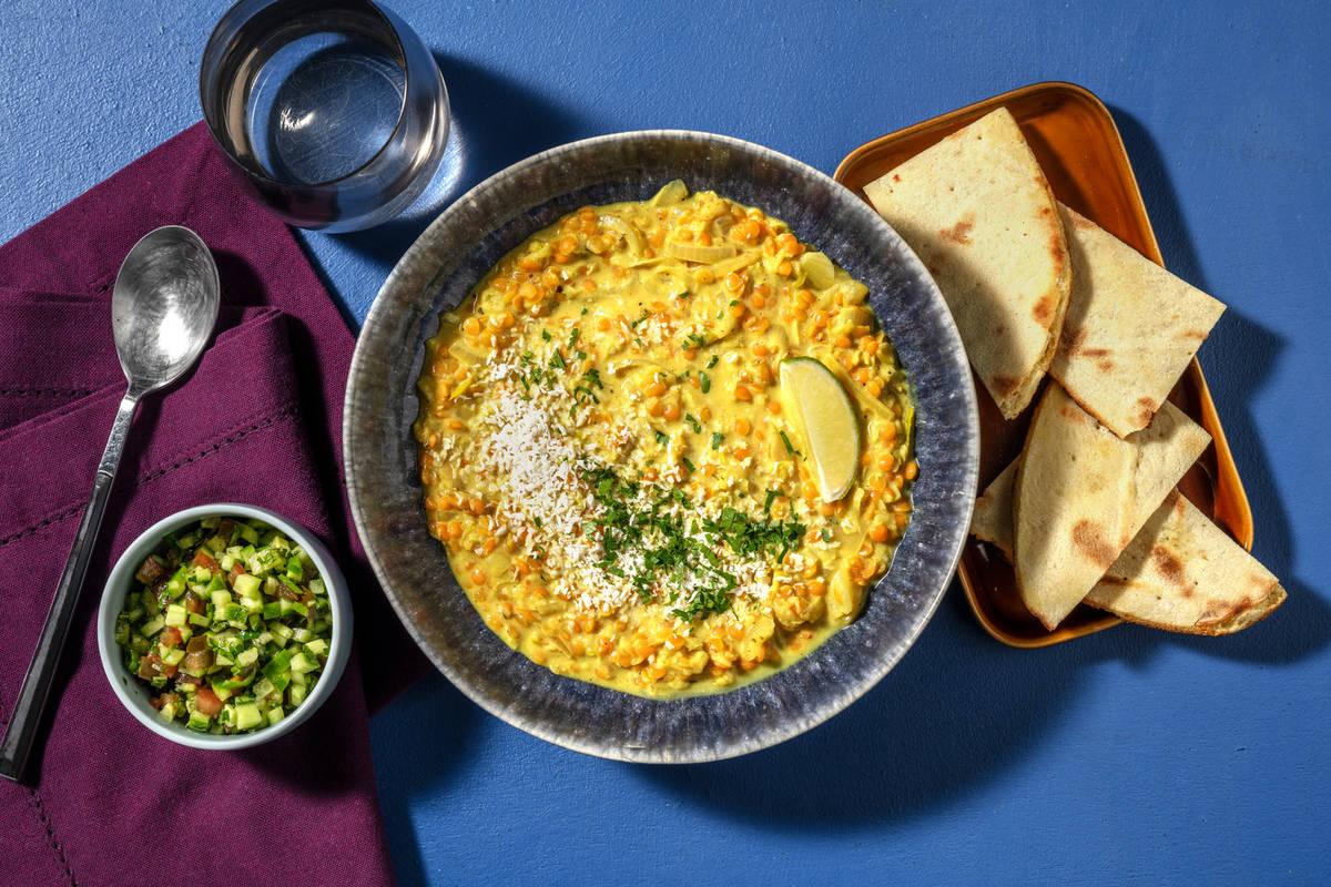 Dahl met een frisse salsa en naanbrood