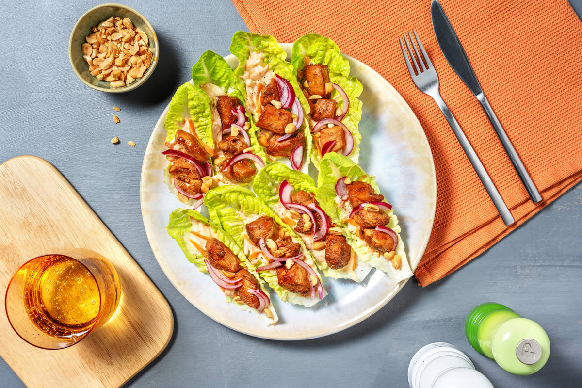 Tacos de lechuga con extra de pollo en marinado oriental