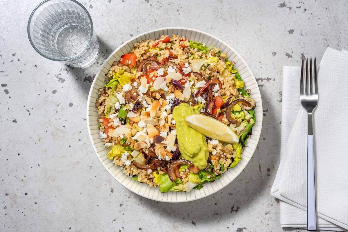 Lauwwarme bulgur-linzensalade met avocadodip en feta