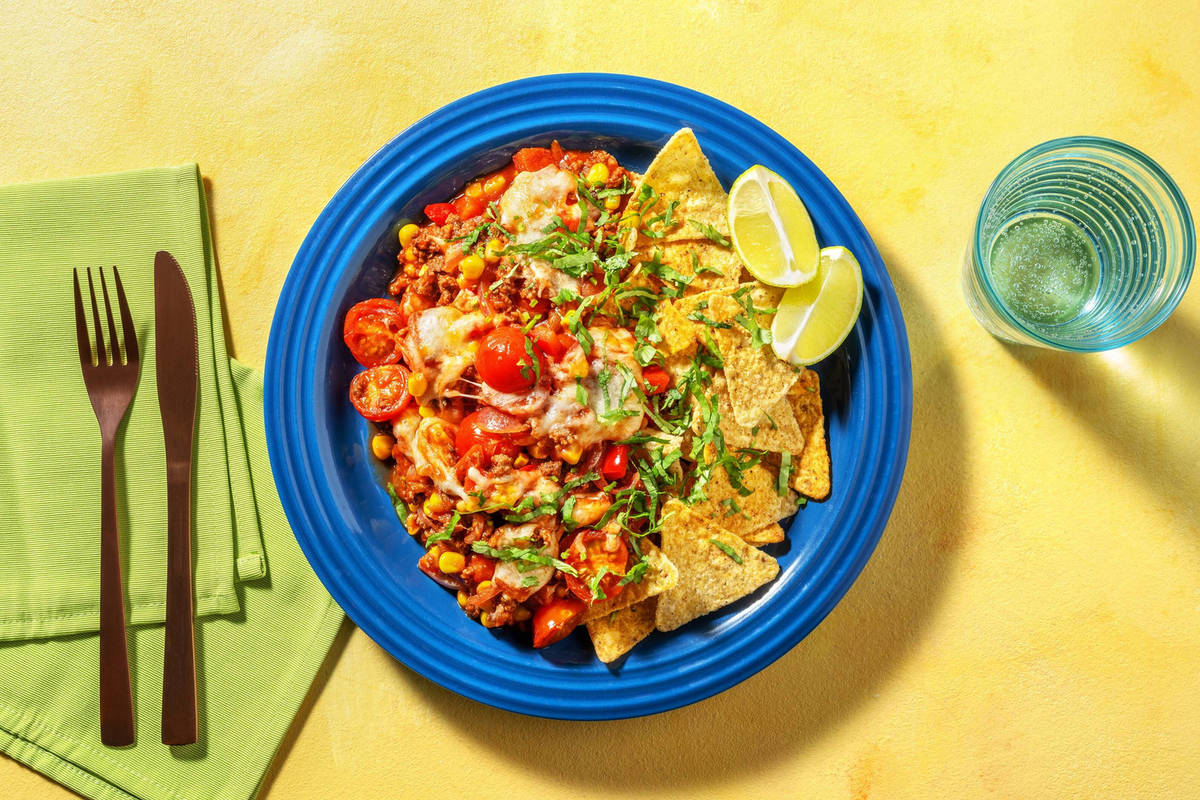 Pittige nachoschotel met gehakt en cheddar