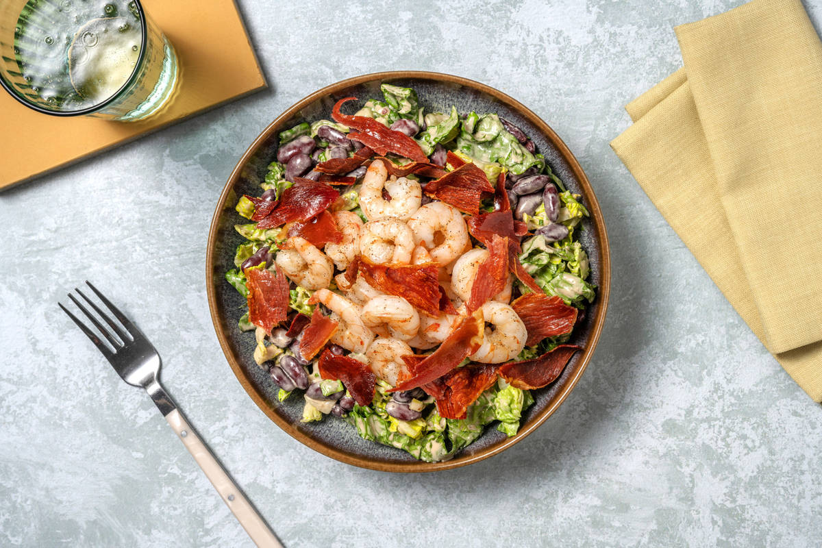 Ensalada de judías con jamón crujiente y langostinos