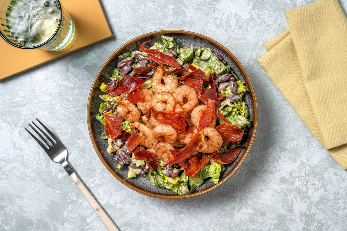 Ensalada de judías con jamón crujiente y langostinos