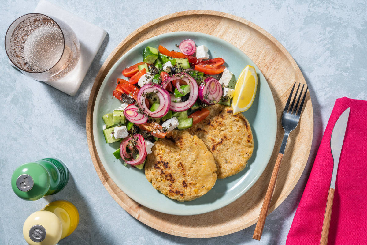 Formaggio greco in insalata e frittelle di ceci