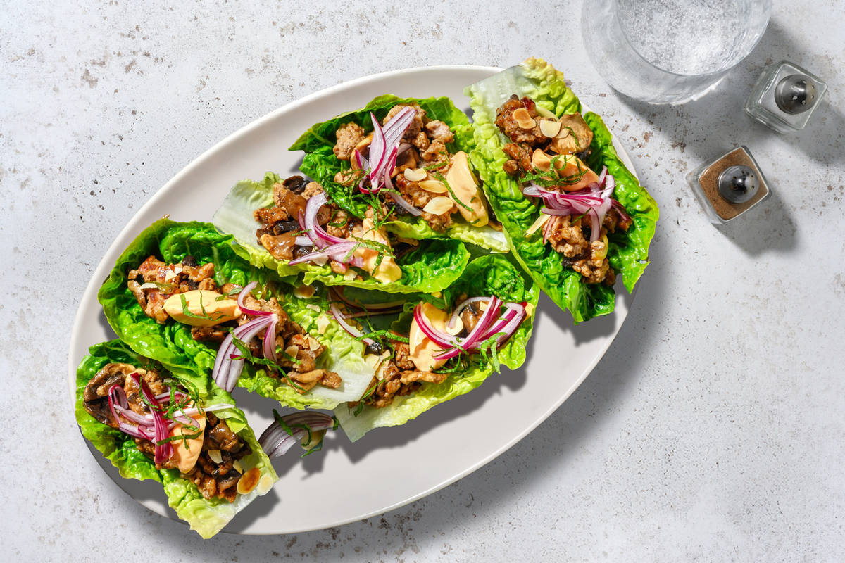 Tacos de lechuga con cerdo y almendras