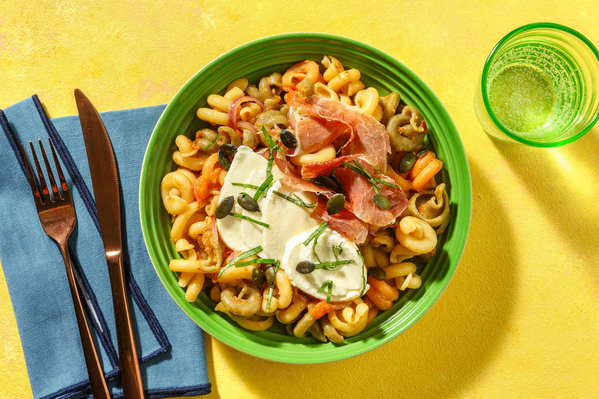 Pâtes caprese garnies de jambon serrano