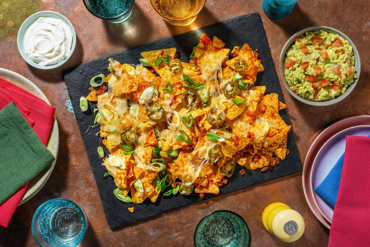 Nachos garnis au guacamole maison