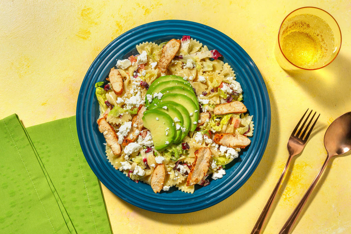 Pastasalade met kip en avocado
