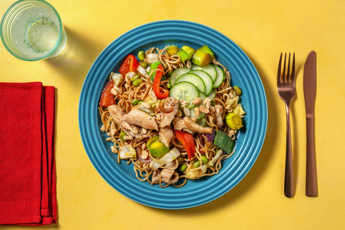 Gewokte noedels met kippendijreepjes in teriyaki