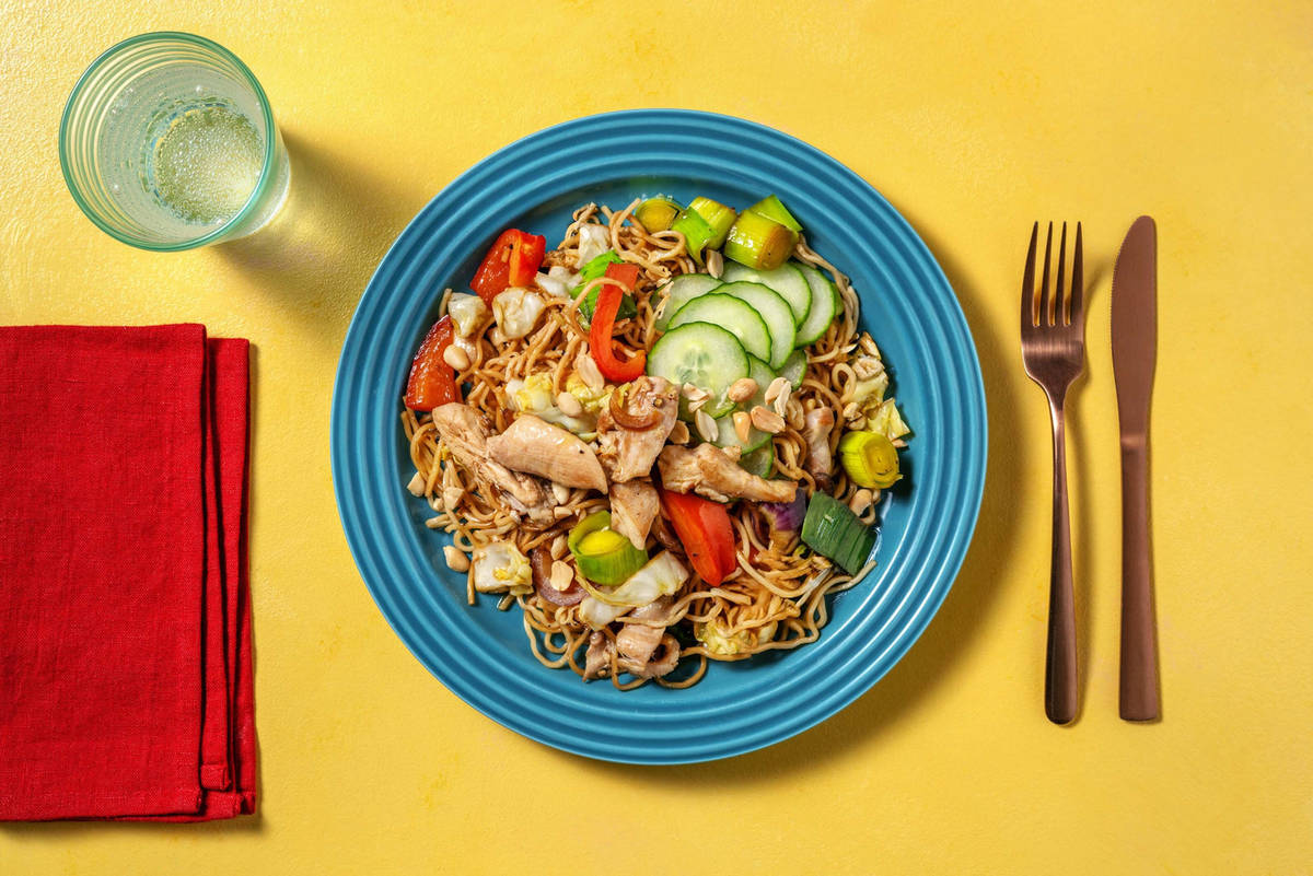 Gewokte noedels met kippendijreepjes in teriyaki