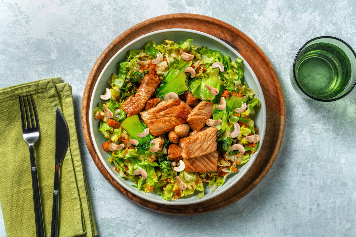 Cerdo adobado sobre ensalada asiática