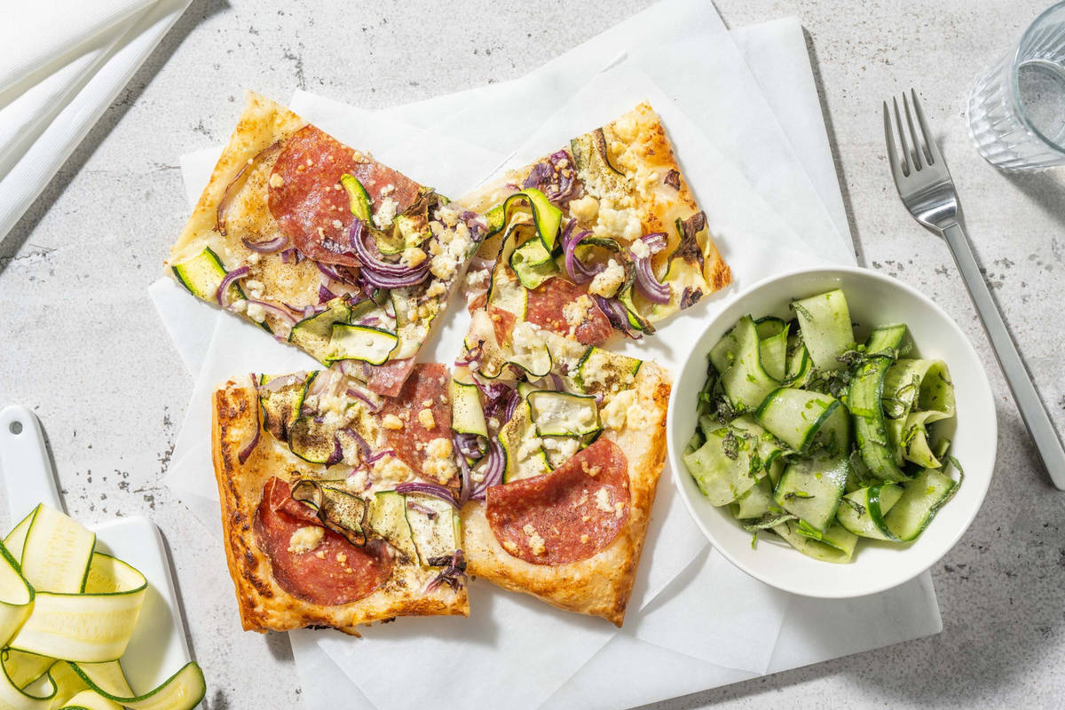 Plaattaart met courgette, salami en witte kaas
