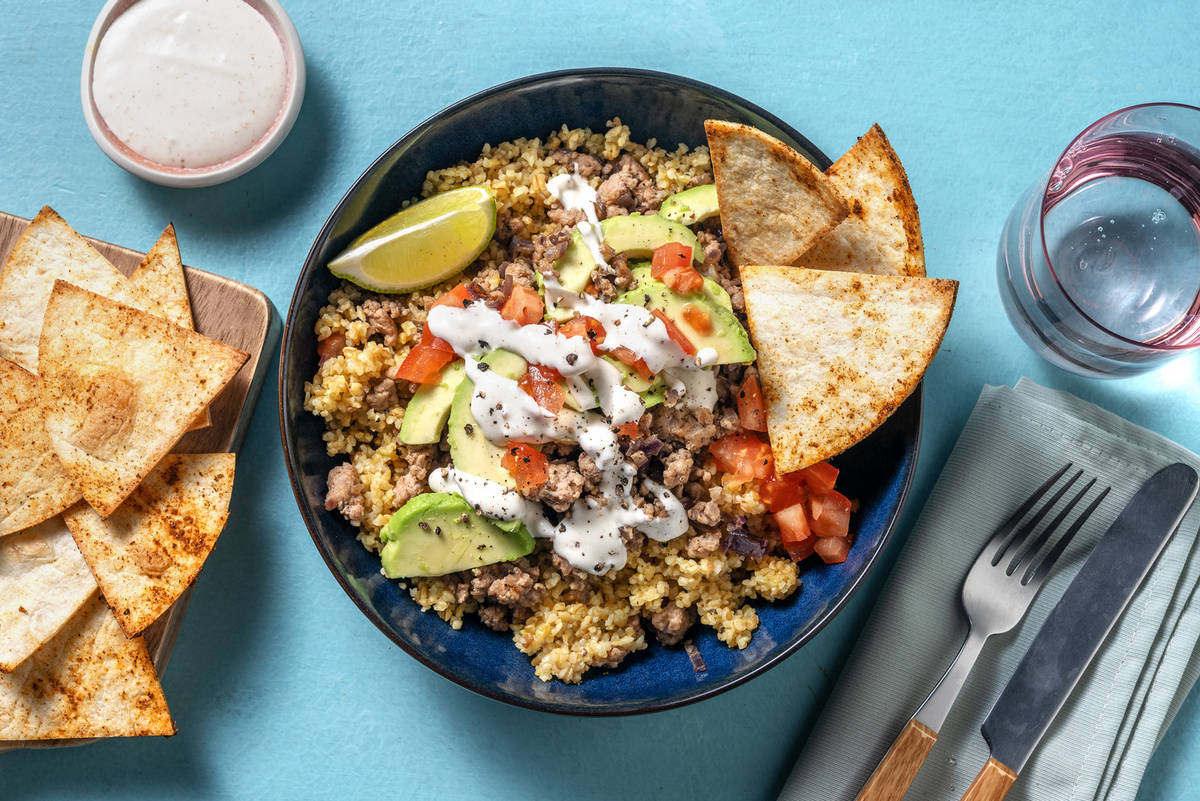 Bulgurbowl met kipgehakt en zelfgemaakte tortillachips