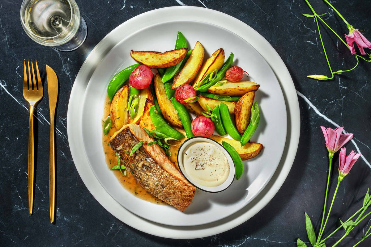 Pandestegt laks i citron-smørsauce