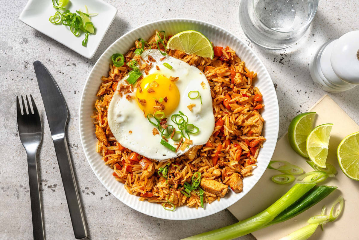 Nasi goreng : riz sauté au poulet