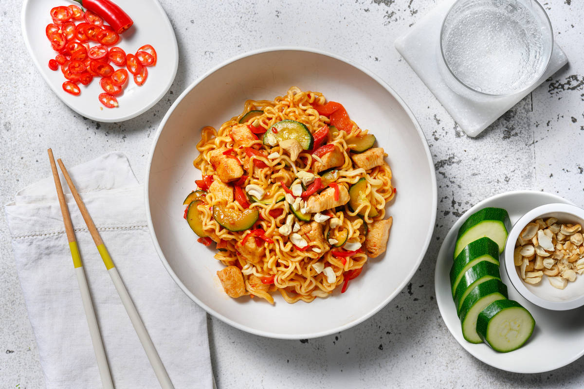 Wok de nouilles poulet & noix de cajou