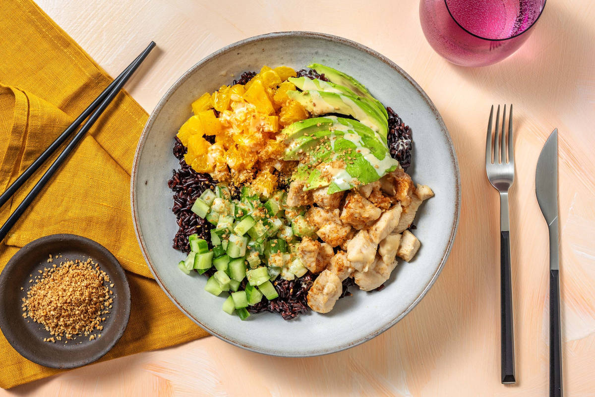 Poke bowl au poulet croustillant et riz noir
