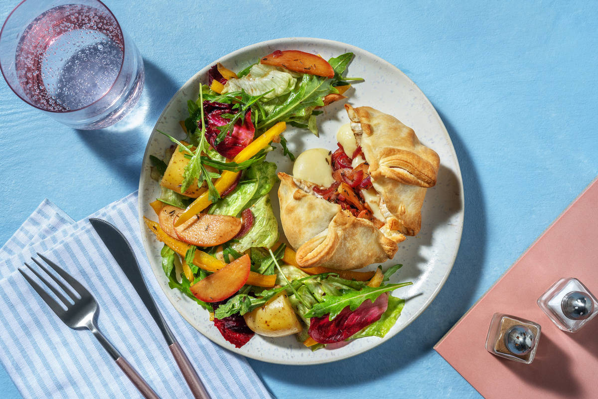 Brie in bladerdeeg met appel en gekaramelliseerde ui