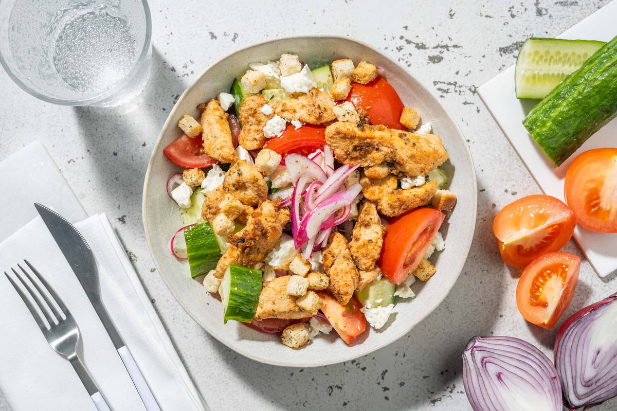 Bio-Schweinefleischstreifen auf griechischem Salat