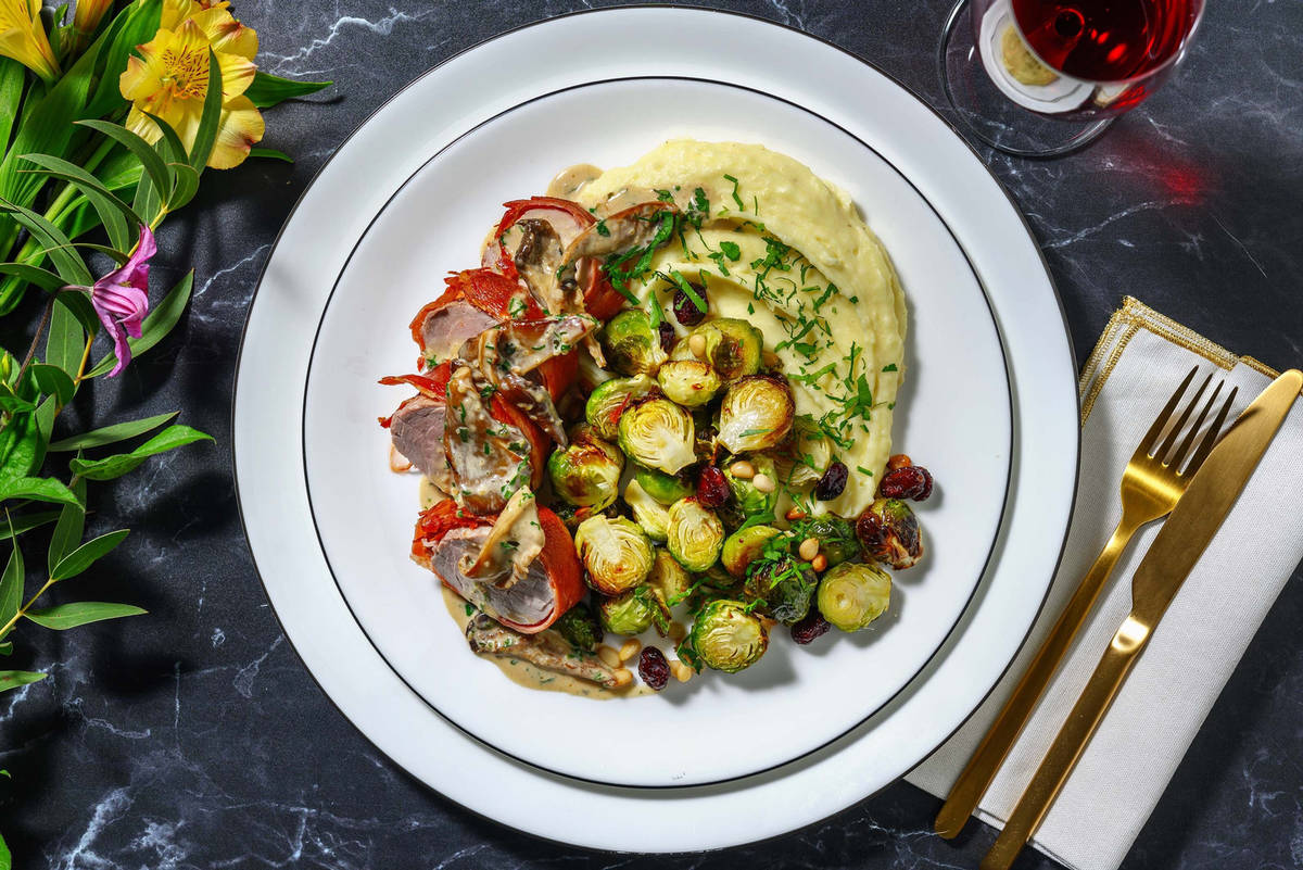 Prosciuttosvøbt svinekød og svampesauce