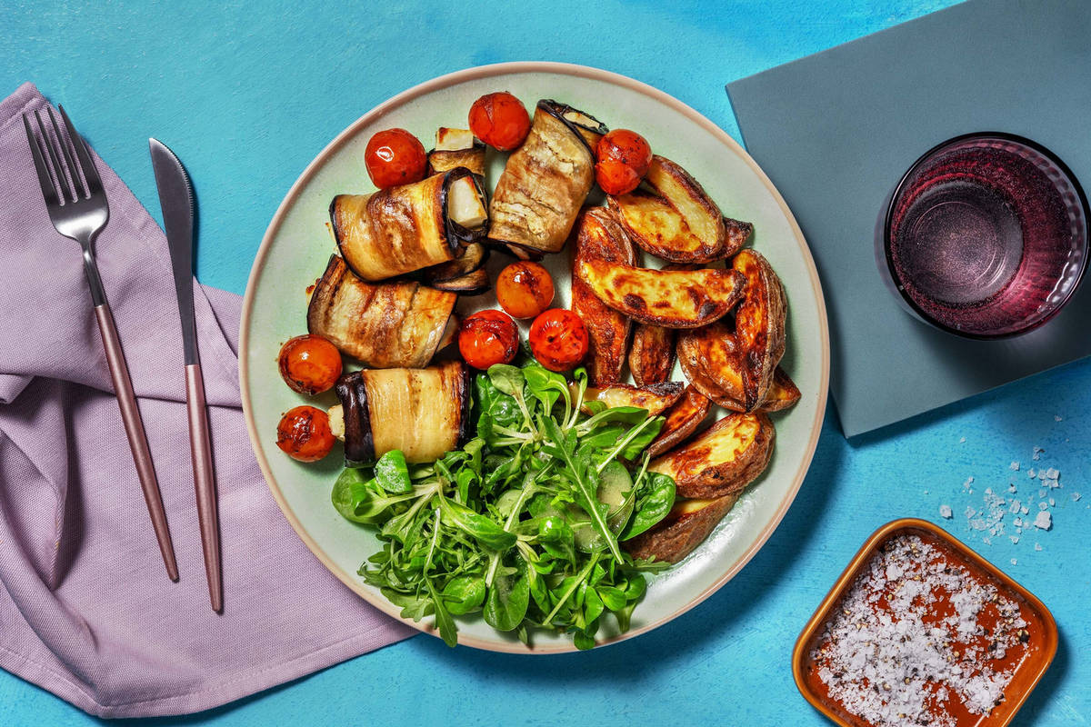 Auberginerolletjes met witte grillkaas en basilicumcrème