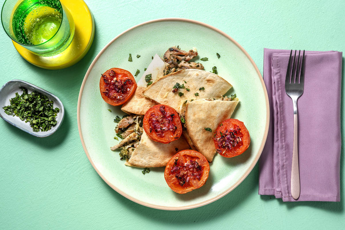 Piadina van tortilla met kippendijreepjes