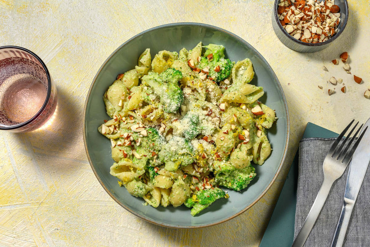 Conchiglie met romige broccoli-pestosaus