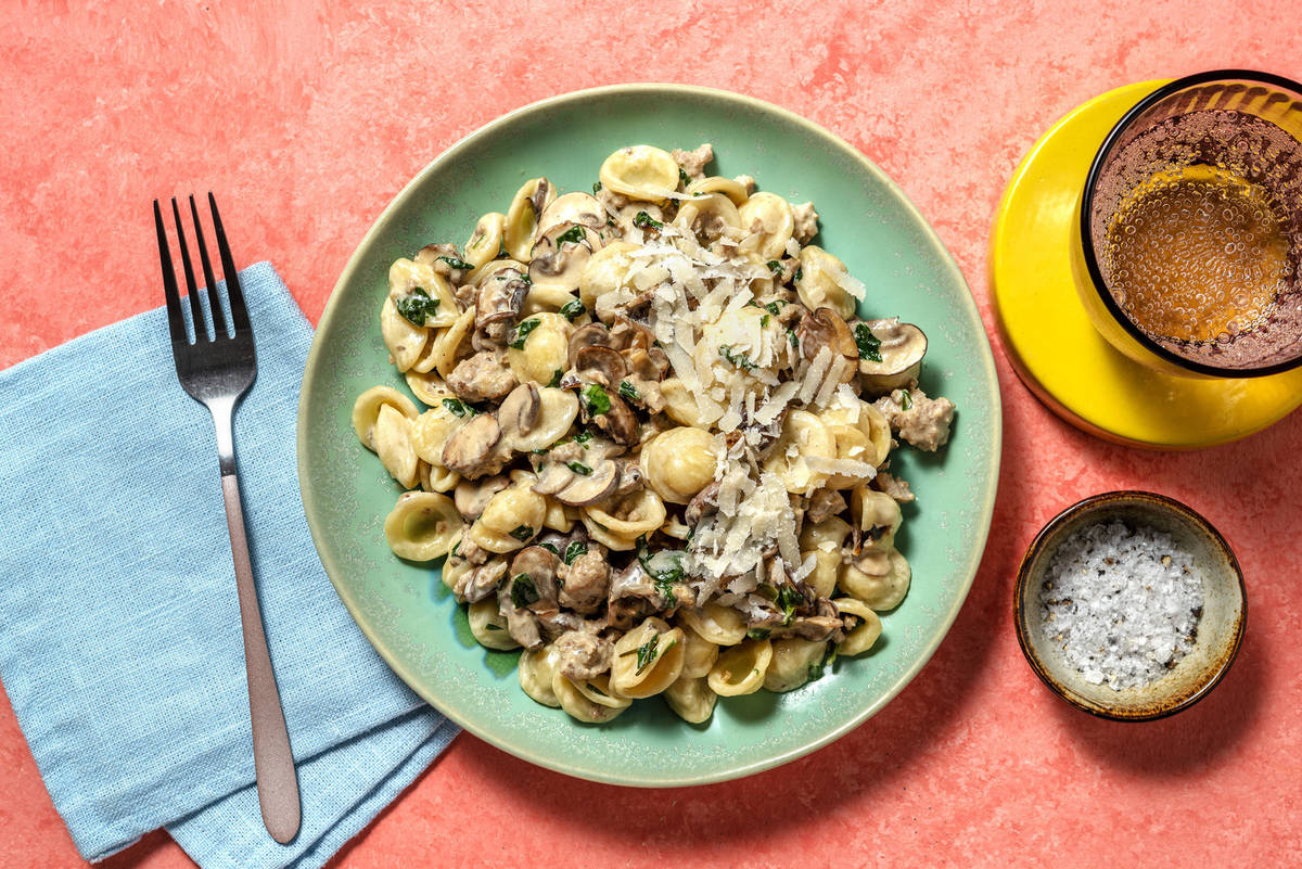 Romige orecchiette met kipgehakt en champignons