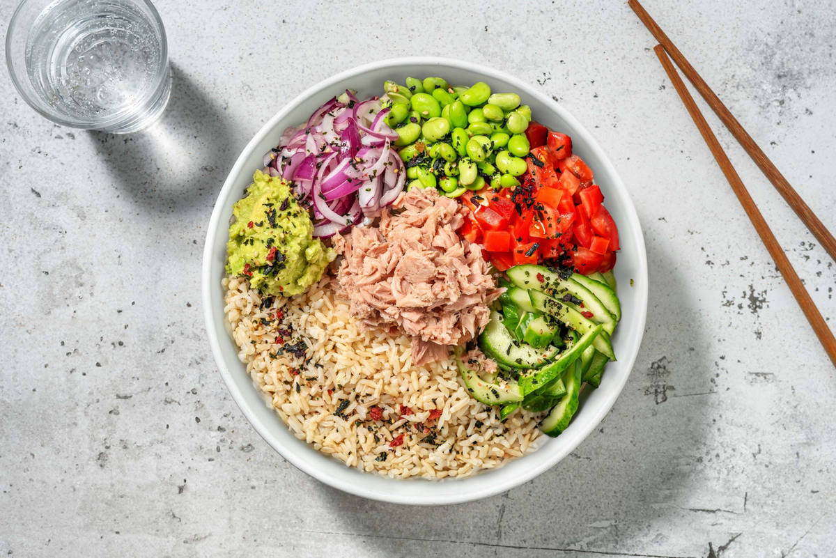 Tonijnbowl met avocadodip en sojabonen