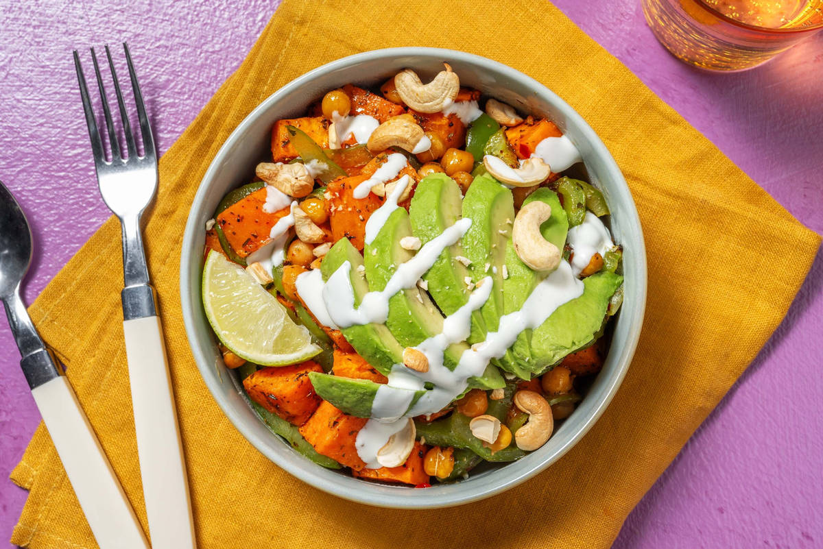 Süsskartoffel-Kichererbsen-Bowl mit Avocado und Peperoni