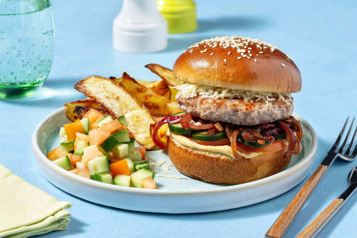 Kip-cheeseburger met gekaramelliseerde ui