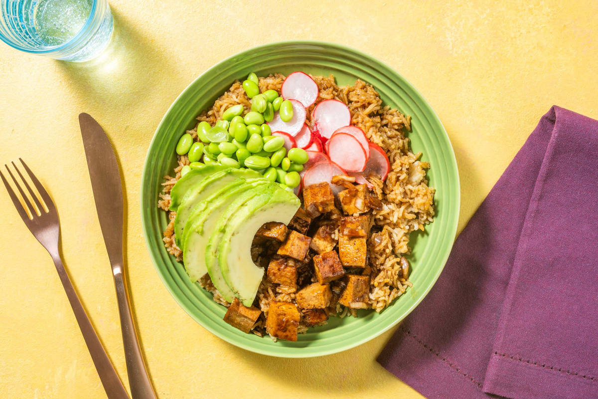 Pokébowl met gemarineerde tofu en bruine rijst