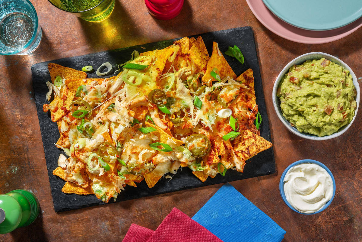 Assiette de nachos garnis et guacamole maison