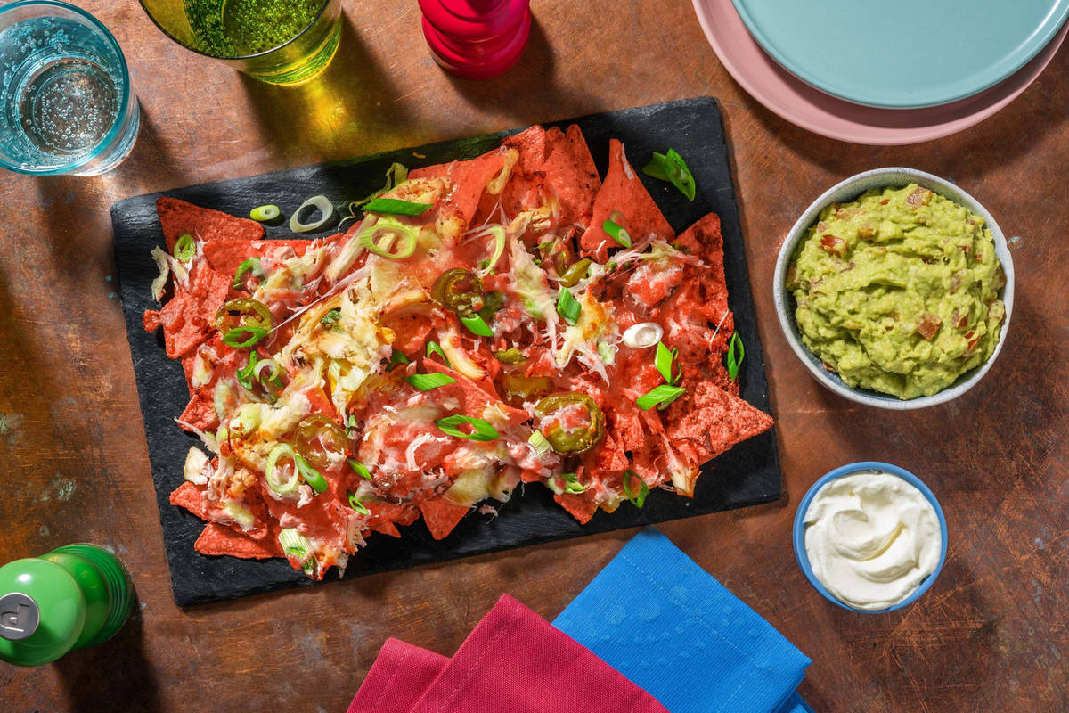 Assiette de nachos garnis et guacamole maison