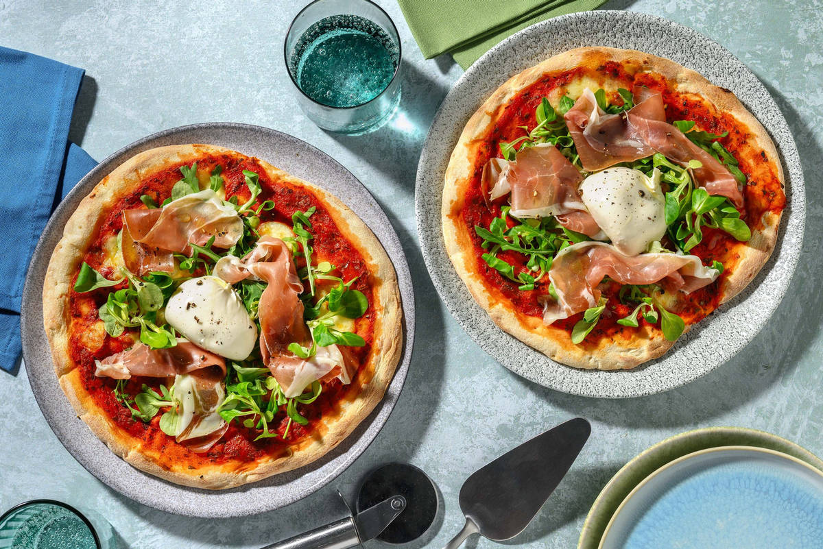 Pizza met burrata en serranoham