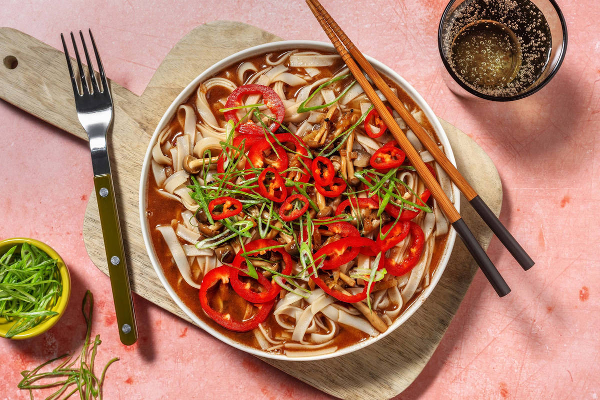 Vegetarische pho-stijl noedelsoep met paddenstoelen