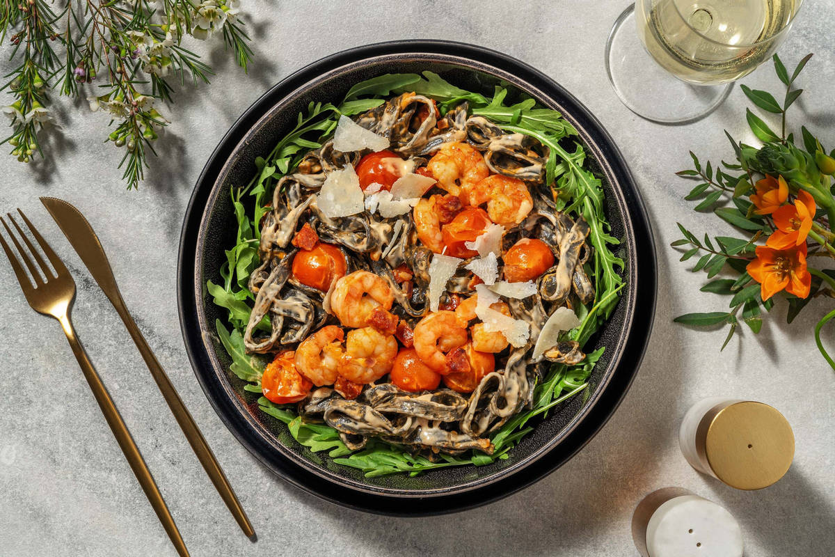 Zwarte tagliatelle met chorizo en grote garnalen