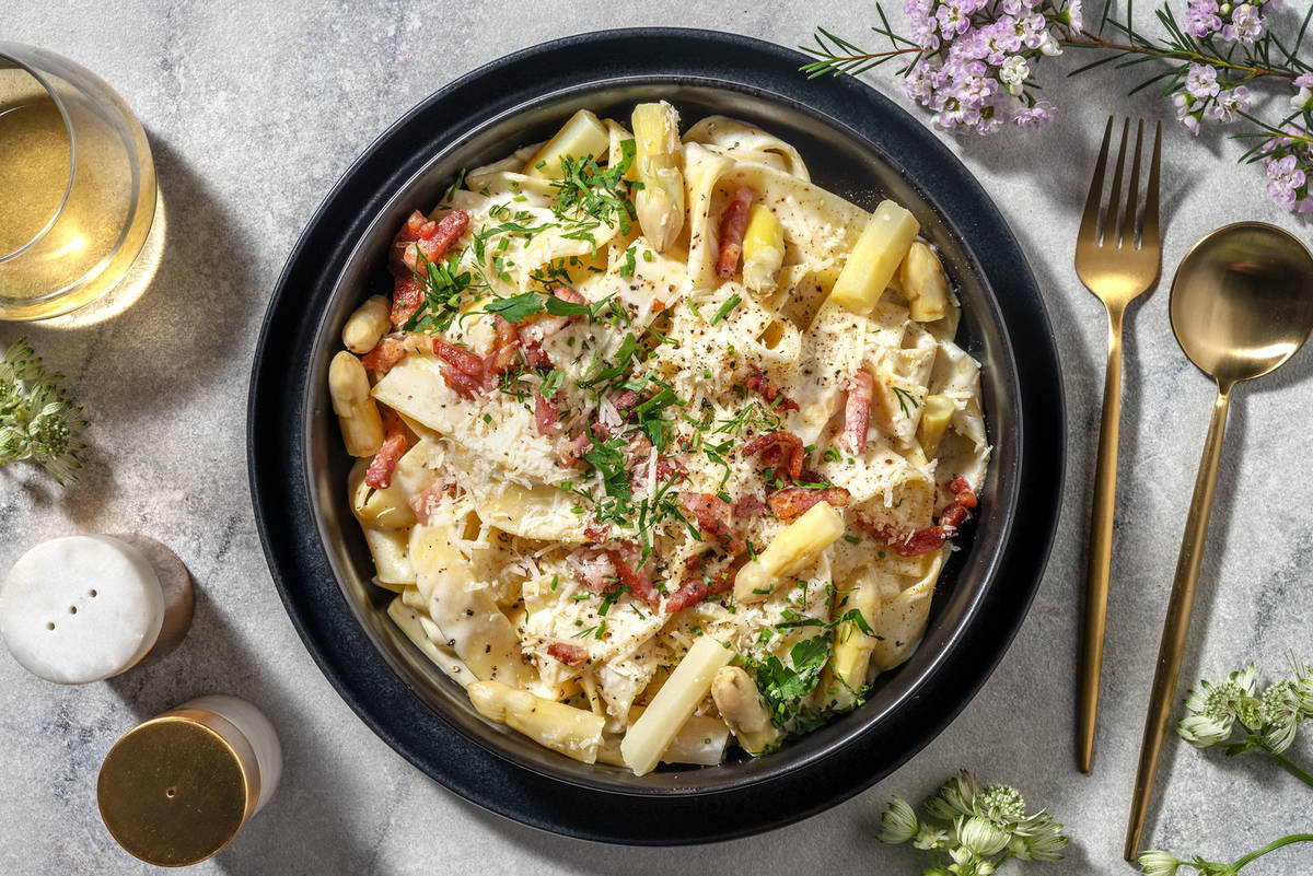 Tagliatelle fraîches en sauce crémeuse aux asperges blanches