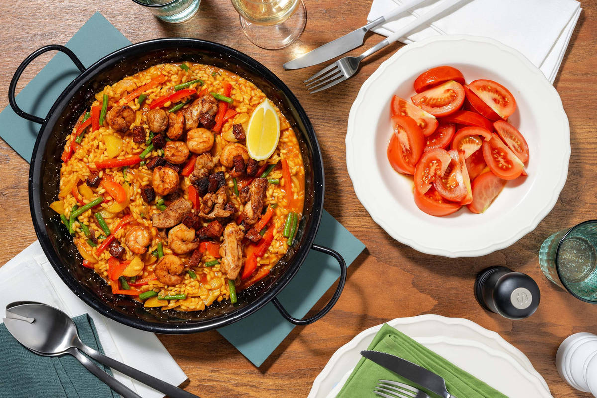 Paella au poulet et crevettes