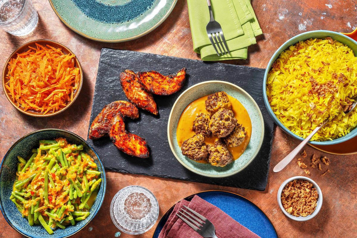 Rijsttafel met gehaktballetjes in satésaus en kip