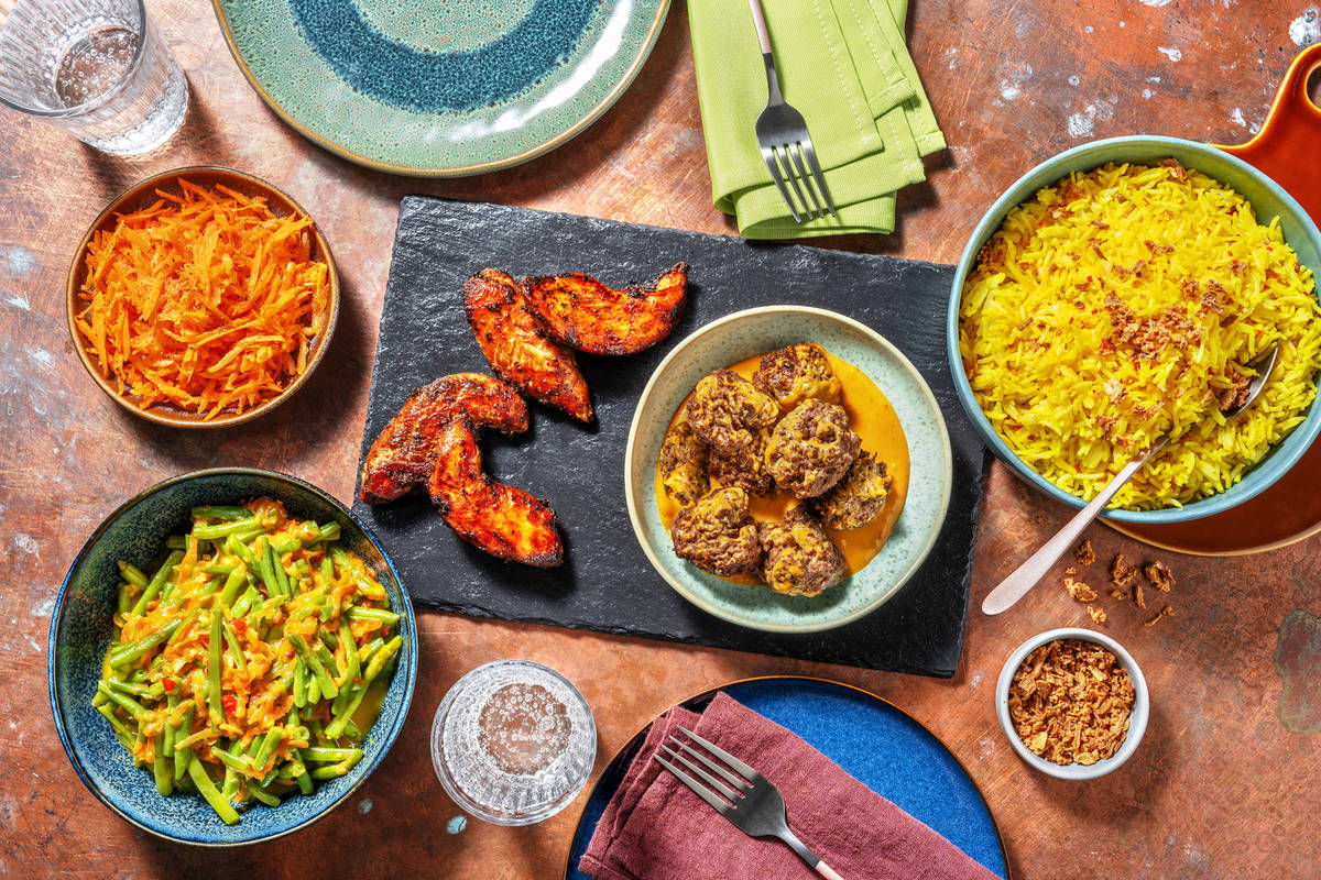 Rijsttafel met gehaktballetjes in satésaus en kip