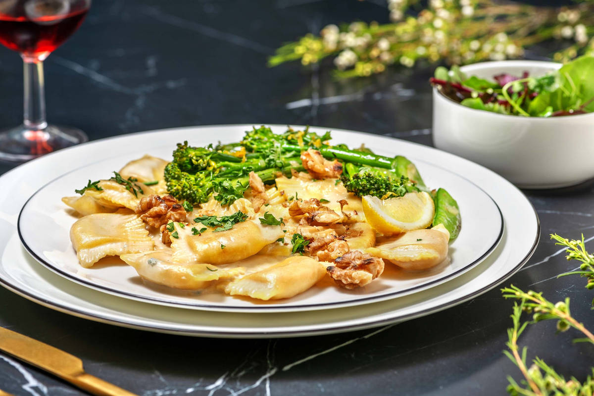 Ravioli met blauwekaassaus en walnoot