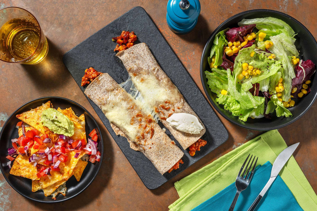 Chicken enchilada's en pikante nacho's met avocadodip