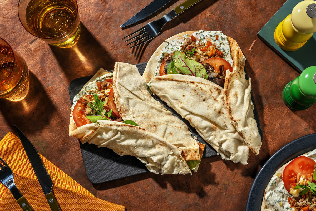 Pain plat libanais garni de bœuf haché et lebné